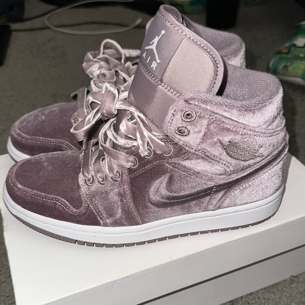 Air Jordan 1 Mid SE Velvet High-Top Sneakers (purple smoke)